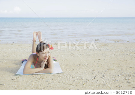 Women on the beach 8612758