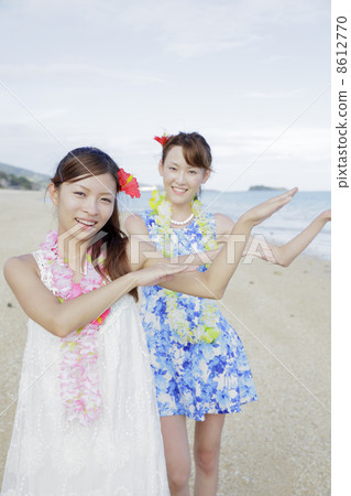Women on the beach 8612770