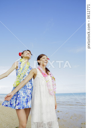 Women on the beach 8612771