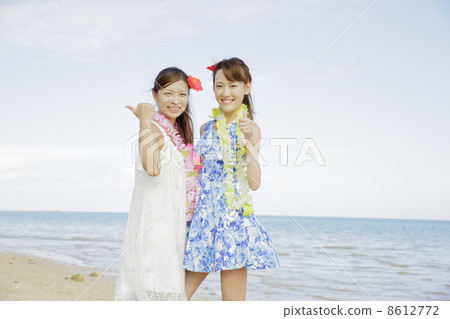 婦女在沙灘上 婦女在沙灘上 8612772