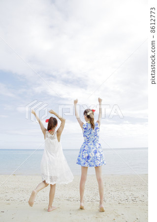 婦女在沙灘上 8612773