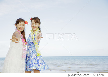 婦女在沙灘上 婦女在沙灘上 8612780