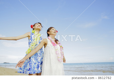 Women on the beach 8612782