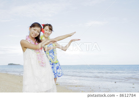 Women on the beach Women on the beach 8612784