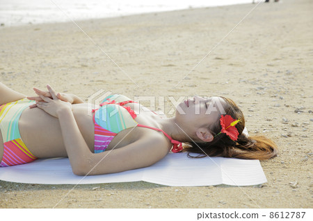 Women on the beach 8612787