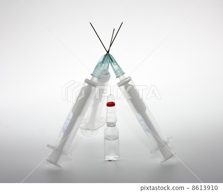 Three syringes and ampoule for injection 8613910