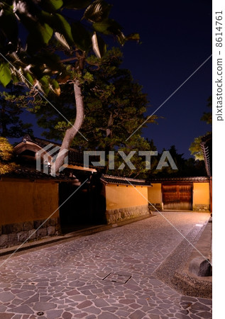 Evening scenery of Nagamachi samurai house residence [vertical] 8614761