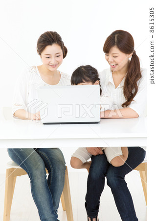Parents and mothers who use personal computers Parents and mothers who use personal computers 8615305