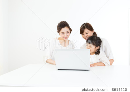 Parents and mothers who use personal computers Parents and mothers who use personal computers 8615310