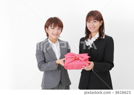 遞包裹布料包裹的女商人 遞包裹布料包裹的女商人 8616625