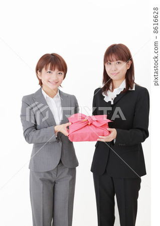 Business woman handing wrapping cloth wrapping Business woman handing wrapping cloth wrapping 8616628