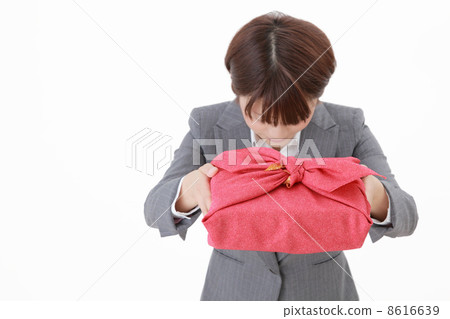 遞包裹布料包裹的女商人 8616639