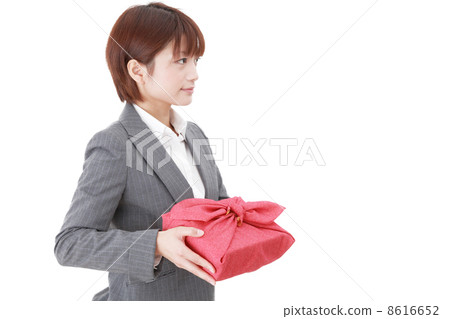 拿著furoshiki包裹的女商人 8616652