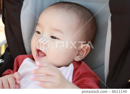 嘲笑嬰兒推車的嬰孩 8621140