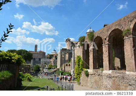 羅馬廣場位於古羅馬帝國的中心地帶 8621339