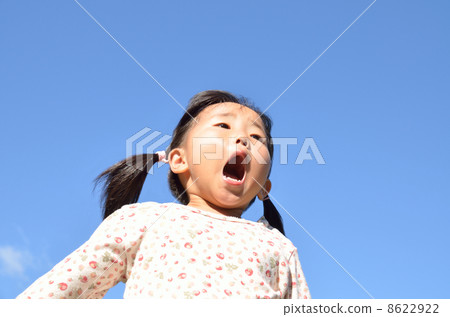 Girl shouting 8622922