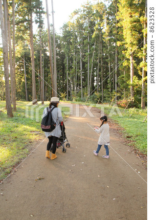 Parent and child walking in the forest 8623528