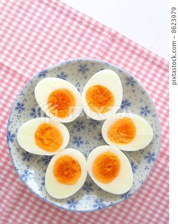Boiled egg cut 8623979