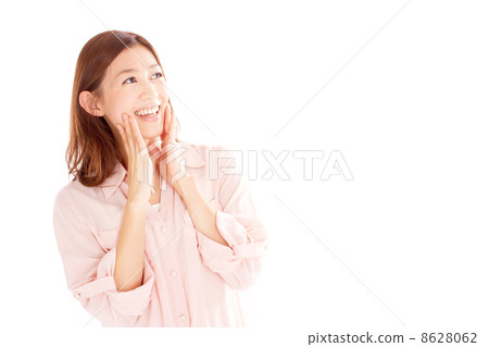 一個美妙的女人帶著幸福的微笑，雙手放在他的臉頰上 8628062