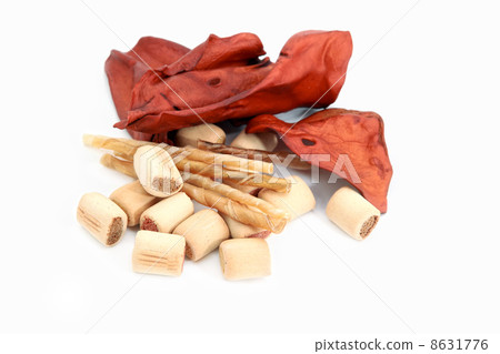 dog snacks, chewing sticks and beef ears 8631776