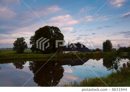 typical dutch farmhouse 8631944