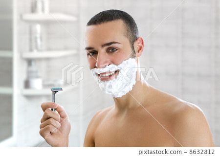 man shaving man shaving 8632812