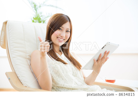 一個女人看著一台平板電腦 一個女人看著一台平板電腦 8634815