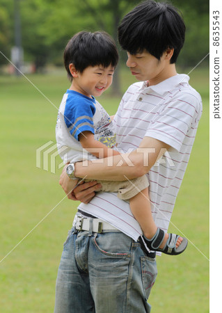 使用在新綠色公園的父母 8635543