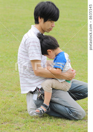 使用在新綠色公園的父母 使用在新綠色公園的父母 8635545