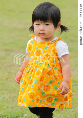 站立在公園的女孩 站立在公園的女孩 8635546