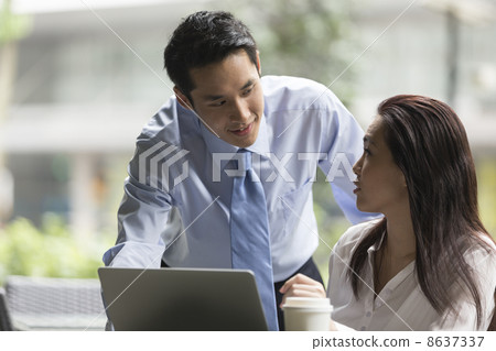 Asian business people working together on a laptop 8637337