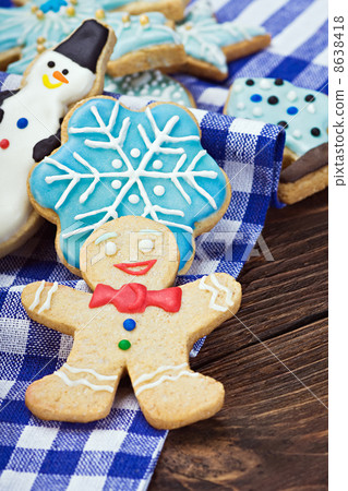 Smiling gingerbread men 8638418