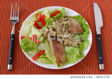 fried fish with sauce and vegetables 8641139