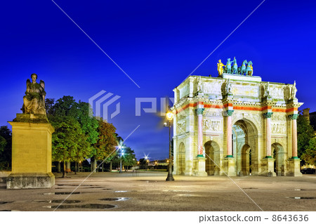 Arc de Triomphe in the square Karruzel (Jardin des Tuileries) . Arc de Triomphe in the square Karruzel (Jardin des Tuileries) . 8643636