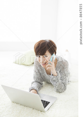 A woman looking at a computer A woman looking at a computer 8647855