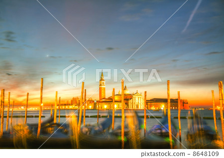 Gondolas floating in the Grand Canal 8648109