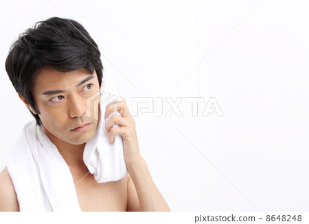 Men using towels 8648248