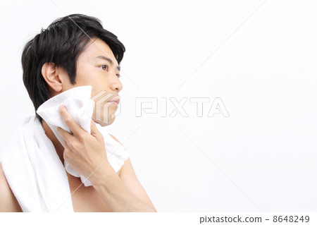 Men using towels 8648249