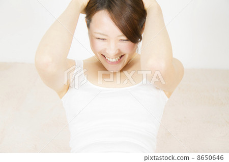 訓練肌肉的女性 訓練肌肉的女性 8650646