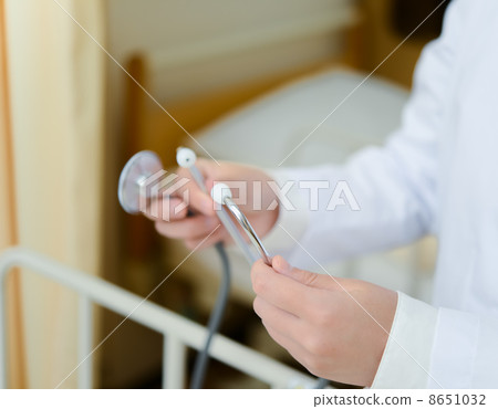 Doctor with stethoscope 8651032