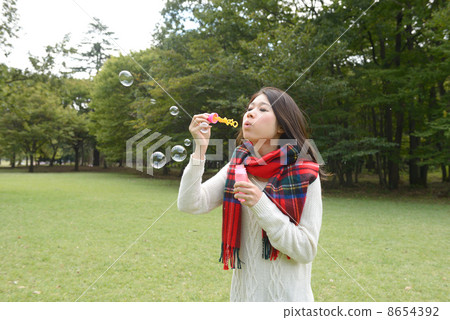 吹肥皂泡的少婦 吹肥皂泡的少婦 8654392