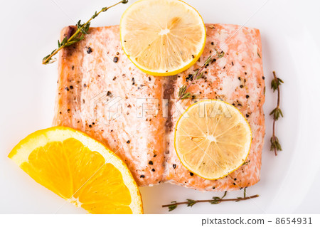 Salmon fillet with citrus and thyme 8654931