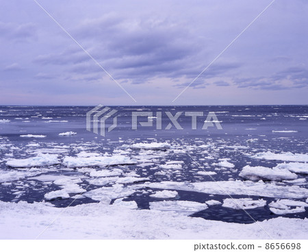 Ice floe of Shiretoko 8656698