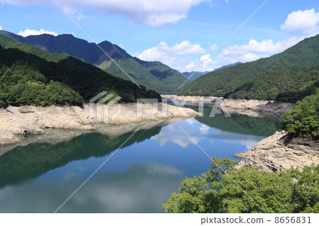 在吉野川橋的上游進入第3次進水限制的水上大壩（Hayamiura湖）的蓄水率下降（27％） 8656831