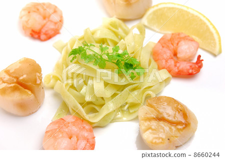 美味的蝦和扇貝的平衡 8660244