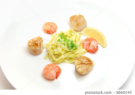 Delicious shrimp and scallop's poise 8660245
