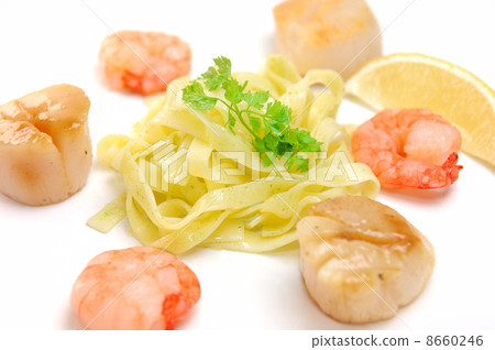 美味的蝦和扇貝的平衡 8660246