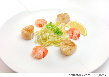 美味的蝦和扇貝的平衡 8660247