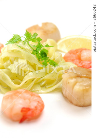 美味的蝦和扇貝的平衡 美味的蝦和扇貝的平衡 8660248