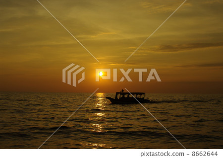 日落和一艘船在柬埔寨 8662644